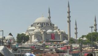 توقعات بتراجع عدد السياح الأجانب الوافدين إلى تركيا بنسبة 5.2% هذا العام.