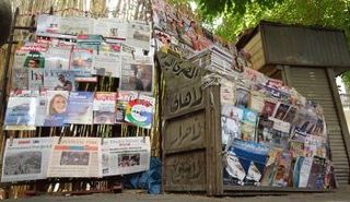 أكشاك الصحف الورقية.. بين القاهرة وبيروت