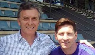 ميسي والرئيس الأرجنتيني