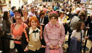 عشاق هاري بوتر يصطفون في مكتبة للحصول على نسختهم من الكتاب الجديد (رويترز)