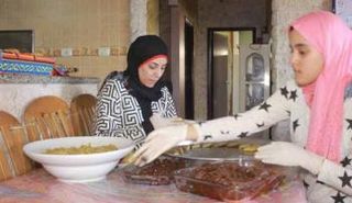 صابرين سنونو تجهز هي و ابنتها " كعك" العيد