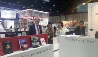 السفير الإيطالي في جناح دولته في معرض الكتاب
