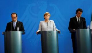 الرئيس الفرنسى وميركل وديفيد كاميرون أثناء قمة الناتو