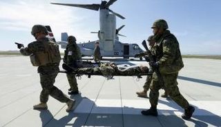 قوات يابانية في قاعدة أمريكية باليابان