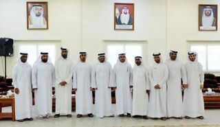 صورة أثناء زيارة فريق ثقافة بلا حدود لدائرة شؤون الضواحي والقرى