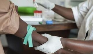 مريض بالإيدز يتلقى العلاج في جنوب إفريقيا