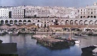 جانب من واجهة مدينة الجزائر البحرية حيث ميناء الصيد والشحن