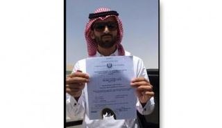 الطبيب السعودي يحرق شهادته الجامعية