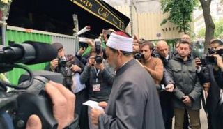 شيخ الأزهر أحمد الطيب أمام موقع تفجيرات باريس