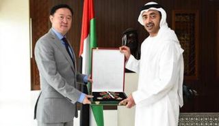 الشيخ عبدالله بن زايد يقلد السفير الصيني بوسام الاستقلال من الطبقة الأولى