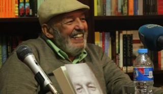 محمد خان يحتفل بتوقيع نسخ من الطبعة الثانية من كتابه «مخرج على الطريق» بأبوظبي للكتاب