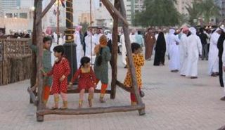 تعم فرحة العيد الأرجاء تتجلى بتبادل التهاني والزيارات