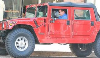 أرنولد شواريزنجر في سيارته الهامر الحمراء