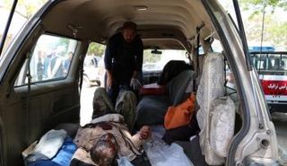 سيارة إسعاف تستعد لنقل أحد الجرحى إلى المستشفى