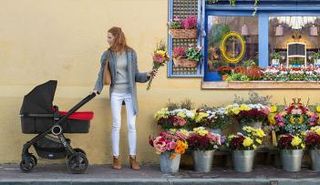 رضيع داخل عربة الأطفال