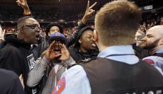 المتظاهرون ضد المرشح الجمهوري دونالد ترامب