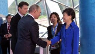 رئيسة كوريا الجنوبية باك جون هاي تصافح الرئيس الروسي فلاديمير بوتين