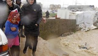 أنجلينا جولي من تحت الأمطار في لبنان وأثار المياه واضحة على العدسات