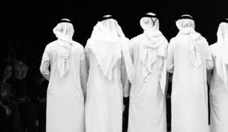 رجال يقدمون الثوب السعودي المضاد للرصاص عرض أزياء