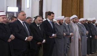 بشار الأسد خلال صلاة عيد الفطر بحمص