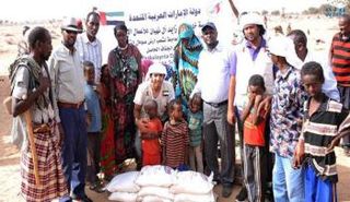 النازحون الصوماليون يستقبلون المساعدات الإماراتية