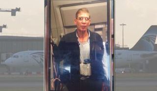 صورة لخاطف الطائرة سيف الدين مصطفى يرتدي حزاما لا يُعرف إن كان حقيقيا أم لا