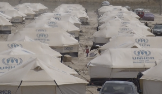 أكثر من 200 عائلة تعاني الاكتظاظ وانتشار الأمراض الجلدية في مخيم 