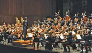 أوركسترا غوستاف ماهلر للشباب يصل إلى أبوظبي استعدادا للعرض الموسيقي العالمي 16 مارس