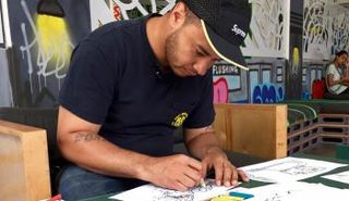 الفنان شون كروفورد يرسم لوحات توضيحية للبعوض من المفترض أن تضم في كتيب تعليمي بشأن فيروس زيكا في نيويورك