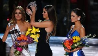 إعادة تتويج ملكة جمال الكون بعد الإعلان الخاطئ