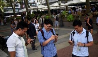 أشخاص يلعبون لعبة بوكيمون جو في نيويورك