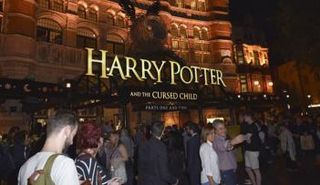 حاملي تذاكر المسرحية أمام مسرح بالاس في لندن