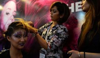 سيدة حصلت على ماكياج في المعرض الدولي للجمال بالهند