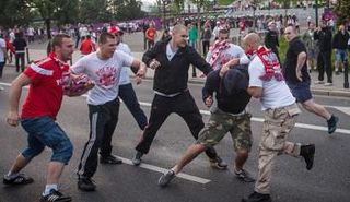 اشتباكات بين مشجعي بولندا وأيرلندا الشمالية