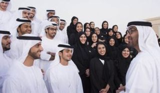 صورة أرشيفية للشيخ محمد بن زايد مع سفراء شباب الإمارات