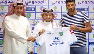 سلام شاكر مع مسؤولي نادي الفتح في صورة أرشيفية