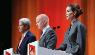 وكانت النجمة قد أطلقت مع هيغ مبادرة عالمية لمواجهة العنف الجنسي في مناطق الصراع