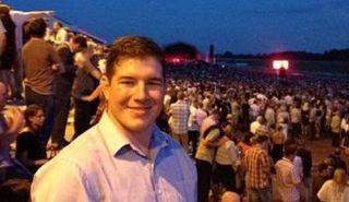 بين إينيس  صاحب الصورة الشهيرة مع خاطف الطائرة المصرية