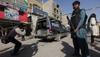 جندي أفغاني يحرس سيارة للشرطة بعد تعرضها لهجوم من طالبان - أرشيفية