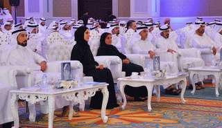 سيف بن زايد  يتوسط كبار الحضور