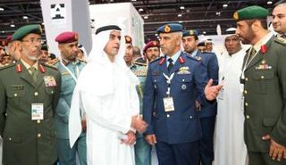 سيف بن زايد يستمع لشرحاً حول المعروضات بحضور حمد الرميثي