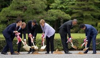 زعماء دول في مجموعة السبع يزرعون شجيرات في مستهل بداية أعمال قمتهم في اليابان