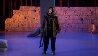  مشهد من مسرحية «تحت السما»