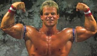 نجم المصارعة السابق ليكس لوجر