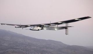 طائرة (سولار إمبلس 2) التي تعمل بالطاقة الشمسية تحلق فوق ساحل أوهايو يوم 23 مارس 2016.