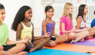 أطفال يتعلمون اليوجا