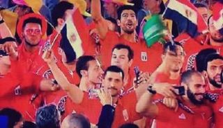 حمادة طلعت يرفع علم السعودية