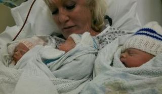 أكبر بريطانية تضع 3 توائم