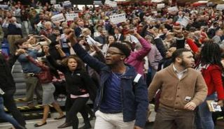 دونالد ترامب يثير عداء السود بتصريحاته العنصرية