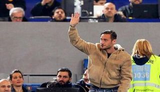 توتي يحيي الجماهير من مدرجات مباراة روما وباليرمو